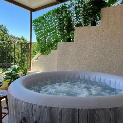 Hubstay Hillside Residence with Private Jacuzzi