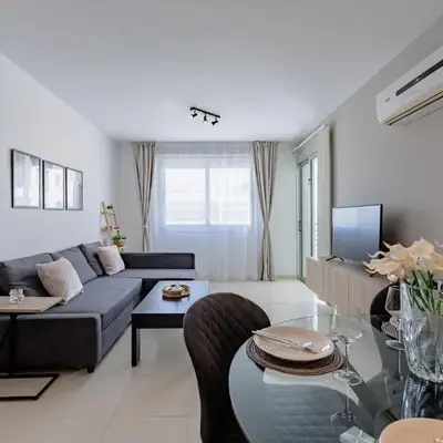 Stylish One-Bedroom Sea Retreat