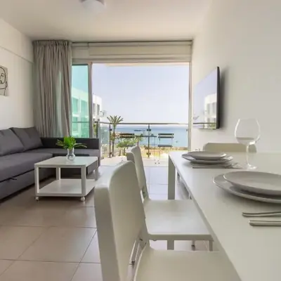 Stunning Sea-Views Apt