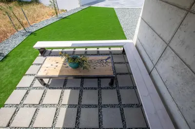 a patio with green grass and a table with a plant at Mi Filoxenia 1 in Aglantzia