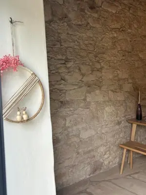 a wreath on a stone wall with two teddy bears at The Hideaway in Arminou