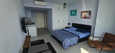 a small bedroom with a bed and a sink at Muhteşem Deniz Manzaralı Stüdyo in Iskele