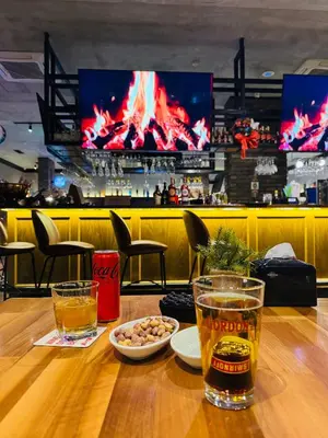 a table with two glasses of beer and a bowl of food at Wakacyjny apartament w Courtyard Long Beach Holiday Resort in Iskele