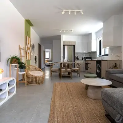 Solenne - Stylish 2-BR Apartment & Balcony in Larnaca