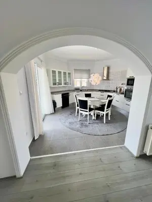 an archway in a kitchen with a table and chairs at Villa Large Garden&Outdoor Space in Lageia