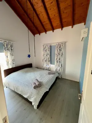 a bedroom with a bed with two towels on it at Villa Large Garden&Outdoor Space in Lageia