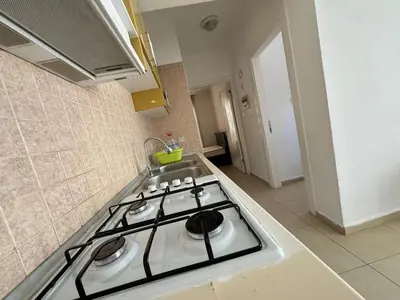 a kitchen with a stove top oven in a kitchen at Girne Merkez Daire in Aglantzia