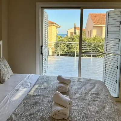 Onyx Beach Villa - Cozy 2BR - Walk to Beach