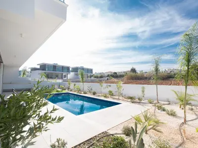 a swimming pool in the backyard of a house at Holiday Home 3-Schlafzimmer-Villa mit privatem Pool im Zentrum by Interhome in Protaras