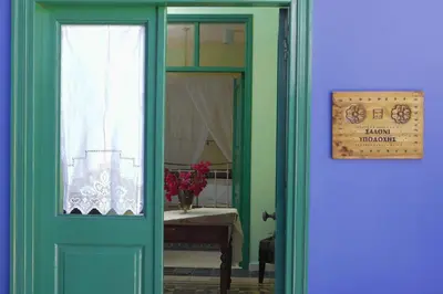 a green door with a window in a room at To Konatzi tis Marikas tzai tou Yianni in Kato Drys