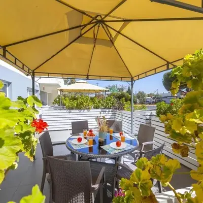 Atlantis Apartments 50m from Makenzy seafront