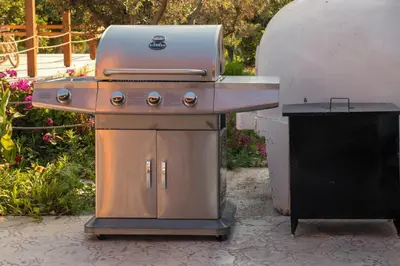 a grill sitting on top of a table with a grill at BerryRose Villa in Pervolia