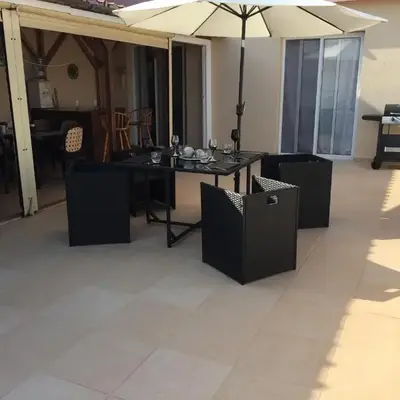 2 Bed Flat - Sleeps 4 - Pool - Parking - Wifi
