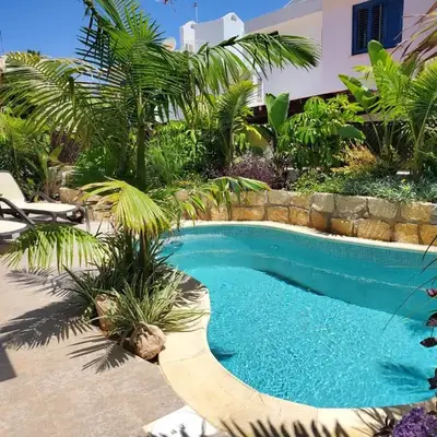 Villa - Sleeps 6 free parking & heated pool