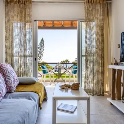 Seawaves 1- Bedroom Apartment near Meneou Beach