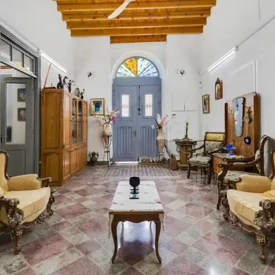 To Hani - Large Traditional House